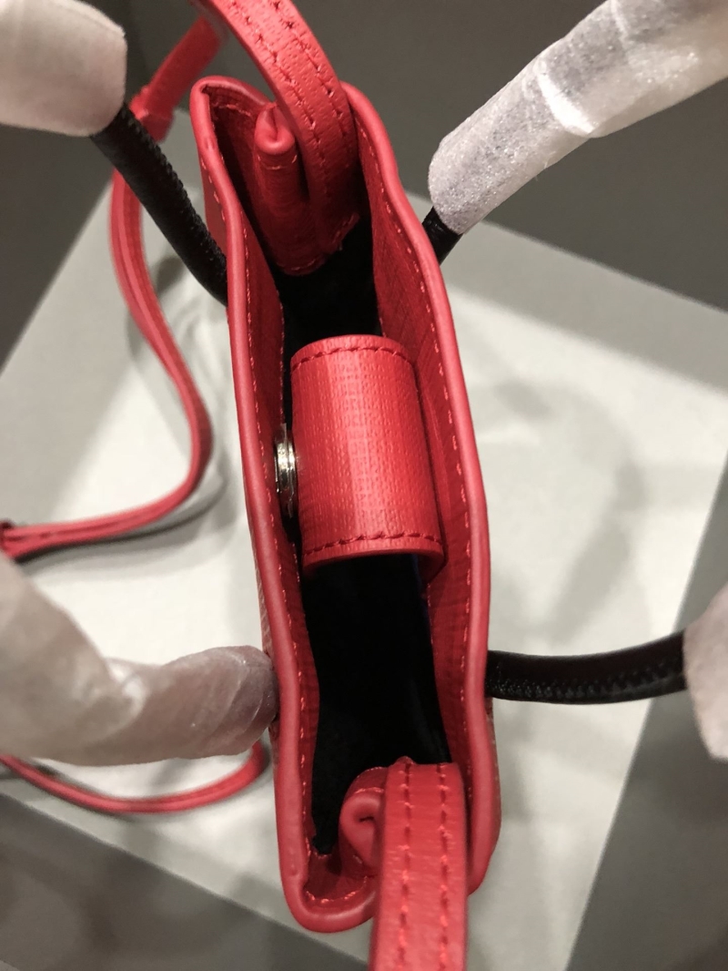 Ba1en*iaga shopping bags